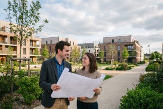 Couple souriant devant plans architecturaux à Bouguenais